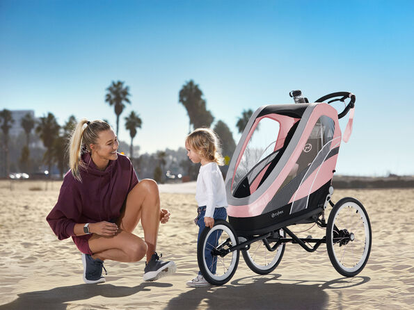 Frau mit Kind und CYBEX Gold Sport Zeno Kinderwagen 