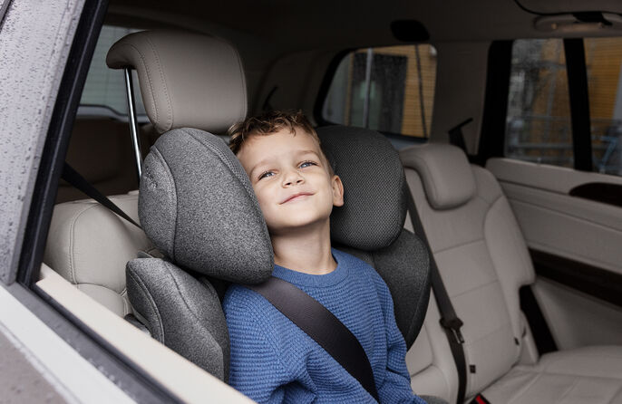 Kind im Auto in einem Platinum Kindersitz Solution T i-Fix