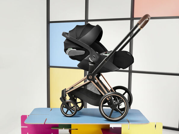 CYBEX Platinum Cloud i-Size-kinderwagen op een Priam Frame