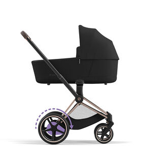 CYBEX Platinum-barnvagn med Priam Lux Carry Cot bärsäng visad på e-Priam chassi
