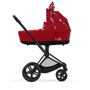 Produktbild på Priam chassi med Priam Lux Carry Cot från Jeremy Scott Petticoat-kollektionen med Cybex